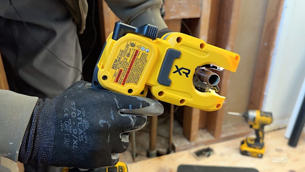 DeWalt DCE154 cutting 1/2 inch copper pipe in under 2 seconds