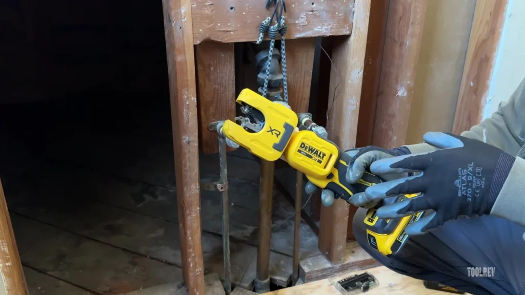 DeWalt DCE154 cutting 1/2 inch copper pipe in under 2 seconds DeWalt DCE154 cutting 1/2 inch copper pipe in under 2 seconds