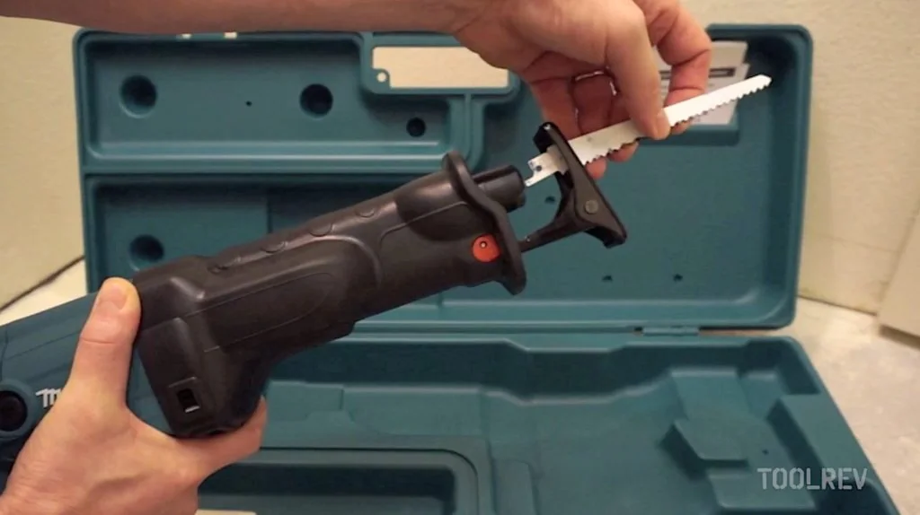 Changing the blade on a Makita corded reciprocating saw Changing the blade on a Makita corded reciprocating saw