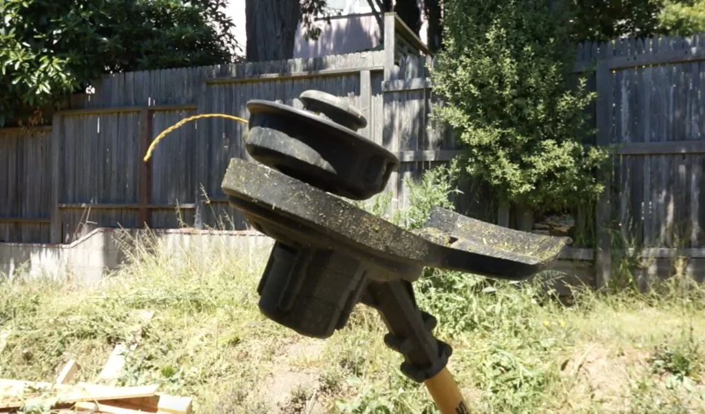 Bump-feed head on a DeWalt string trimmer Bump-feed head on a DeWalt string trimmer